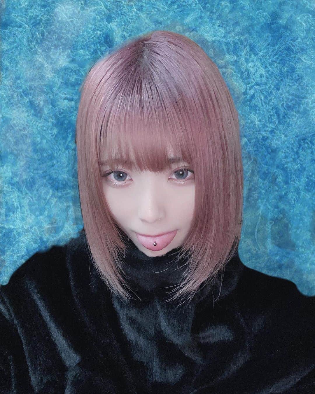 のインスタグラム：「舌が痛すぎて眠れない2021nightをすごしています、」