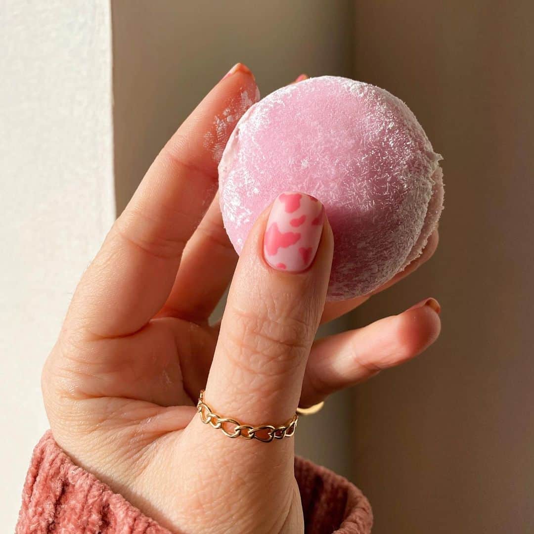 Soniaさんのインスタグラム写真 - (SoniaInstagram)「Strawberry Cow Print🍓🐄 perfectly matched my mochi.  Swipe for a quick tut featuring @ellamila Dream & Sweet Tooth✨I made a few blobs heart shaped to really drive home the Vday vibes💘 - #bgnnotoolsseries」1月20日 4時23分 - badgirlnails