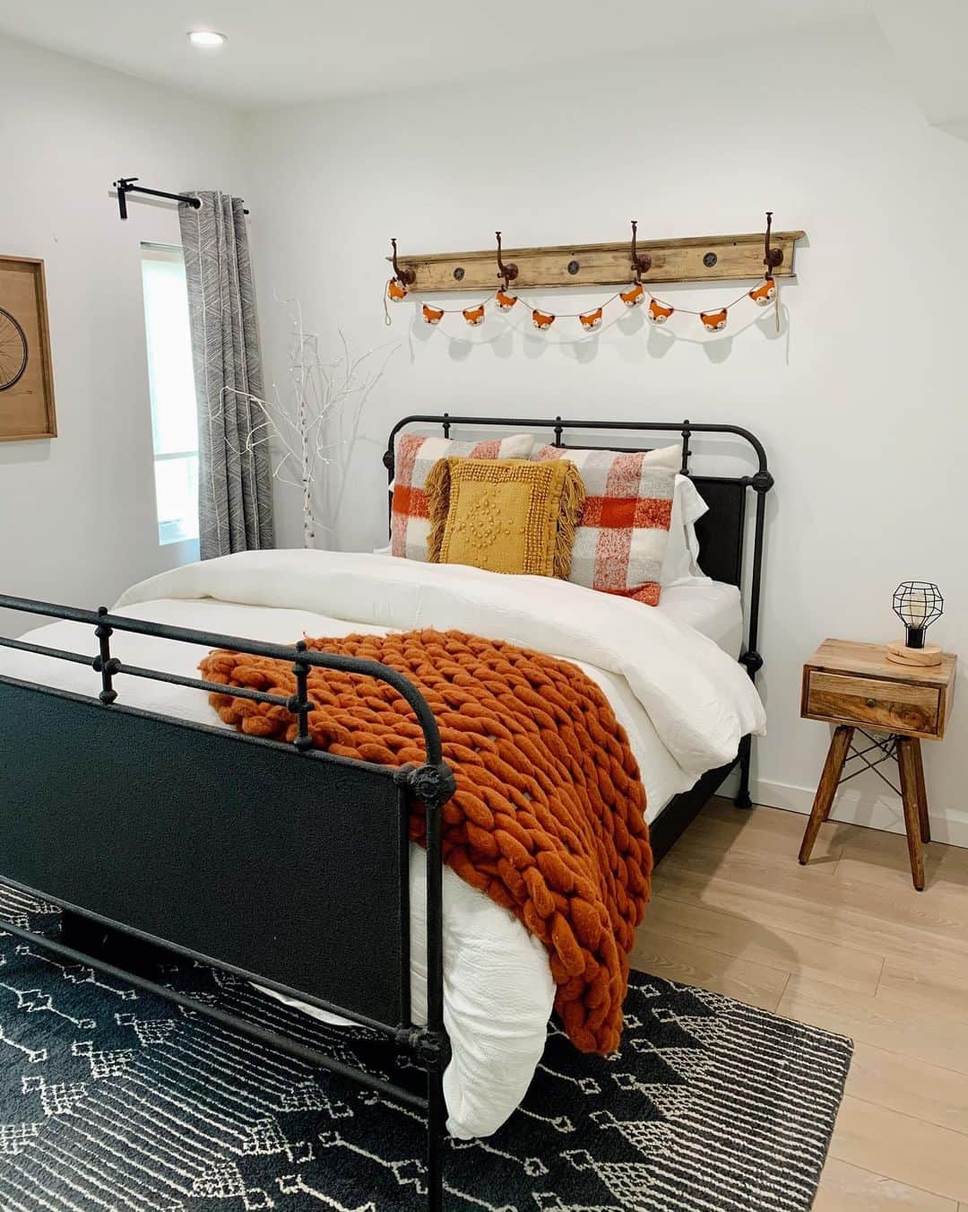 ブリー・キッシュのインスタグラム：「it’s time for a home refresh! @westelm’s new bedding essentials make it simple to find bedding tailored to #YourBestSleep ☁️ i absolutely love that their essentials are made with hypoallergenic fill. i chose the super plush cooling down-alternative duvet + pillow inserts and am in heaven.. the literal bed of my dreams ✨ swipe for a before and after! #ad」