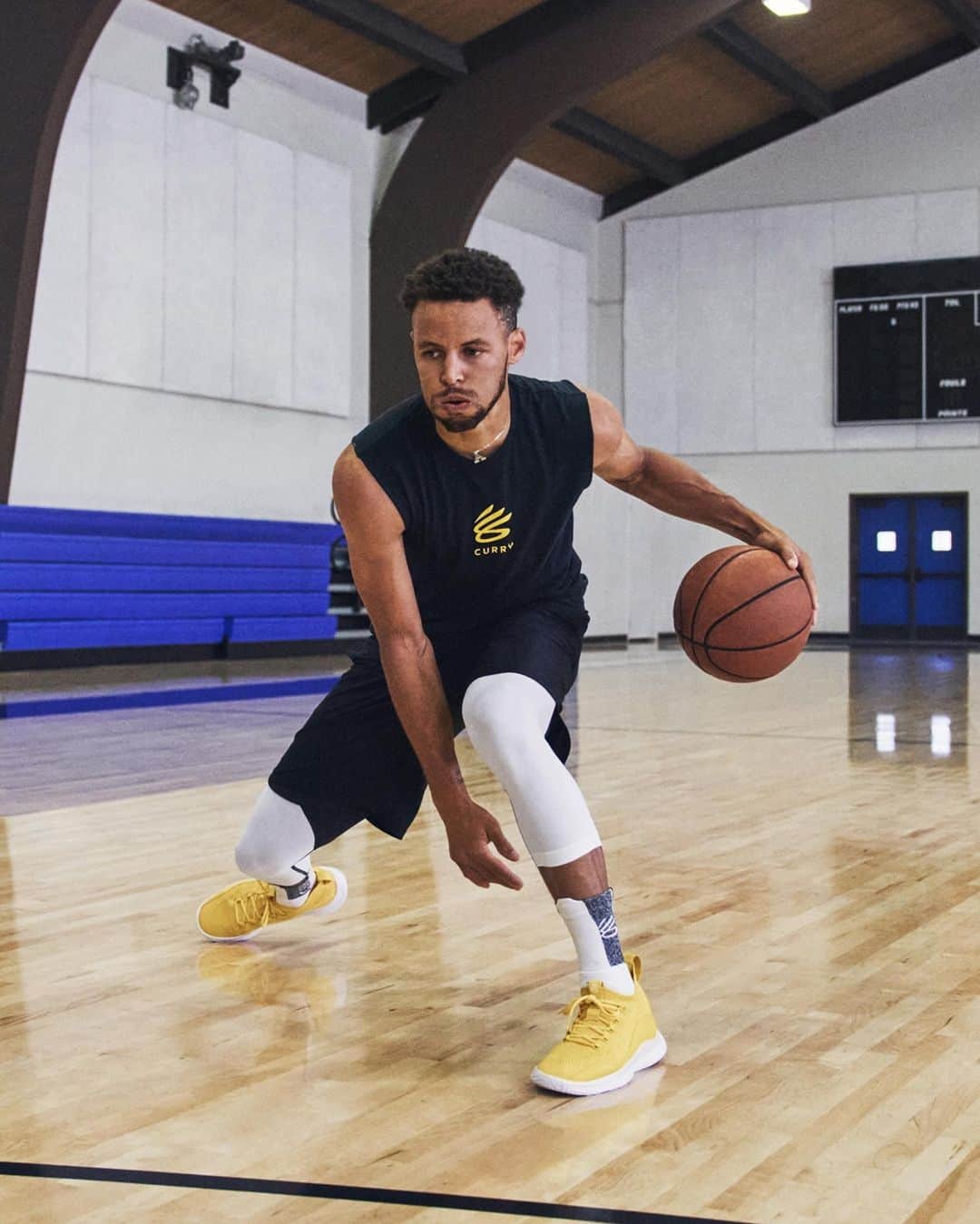 のインスタグラム：「The jumper is smooth like butter! A new colorway of the #Curry 8 Flow launches January 22nd in men's sizes.」