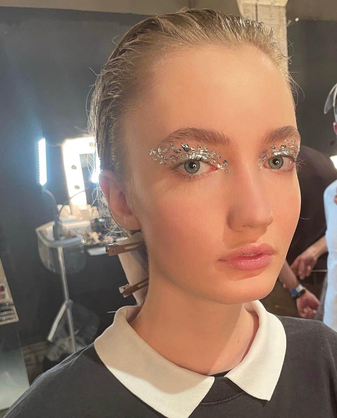 NINA PARKのインスタグラム：「BTS #MBFW today @hanna.hptm✨ #MakeUp by Moi @ballsaal_artist_mgmt used #Products @shiseido  _________________________________________ Head of #MakeUp @baurloni for @shiseido II Head of #Hairstyle @stellihair for @schwarzkopf」