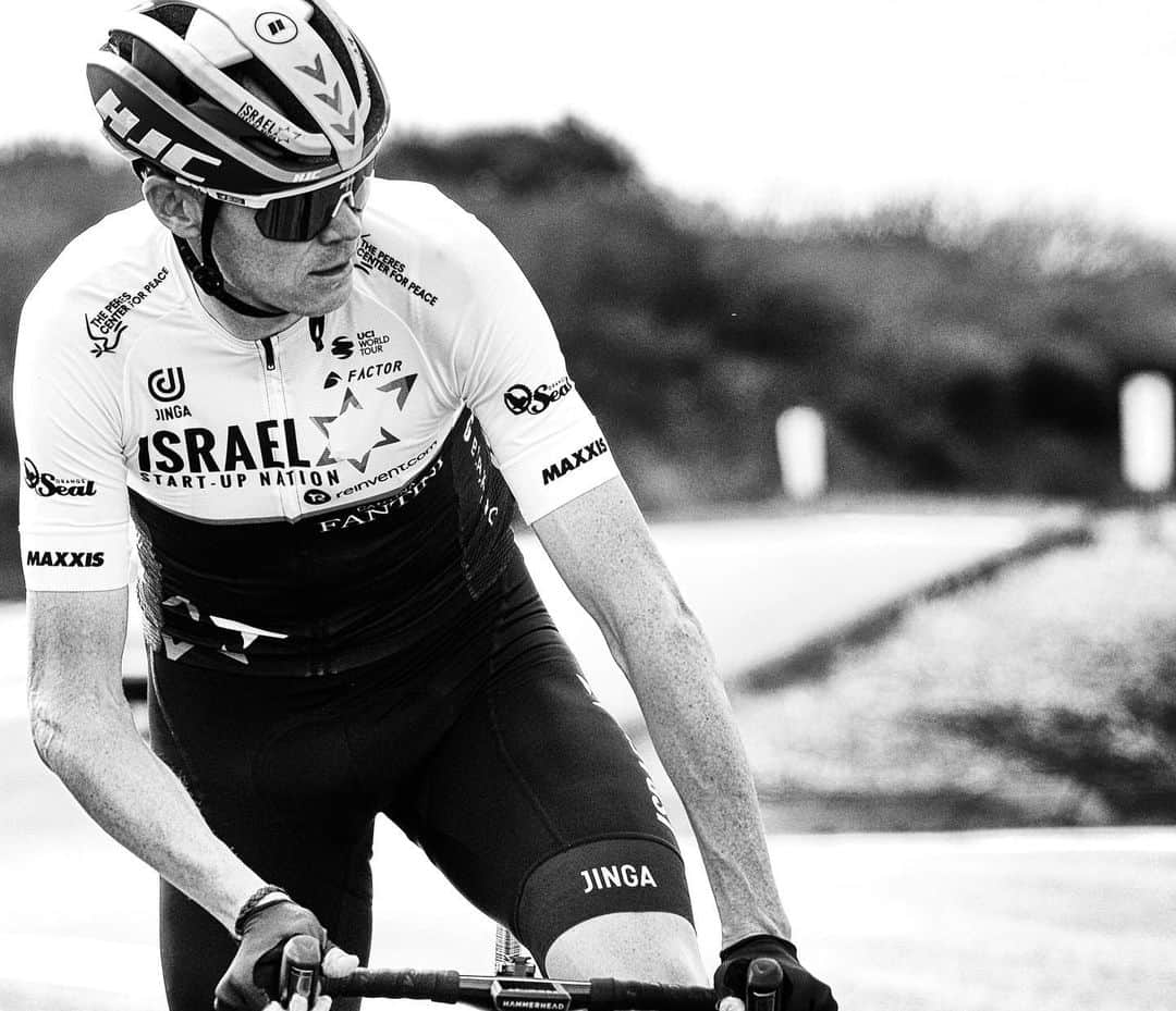クリス・フルームのインスタグラム：「Always forward, never back 👀 📸 @veloimages」