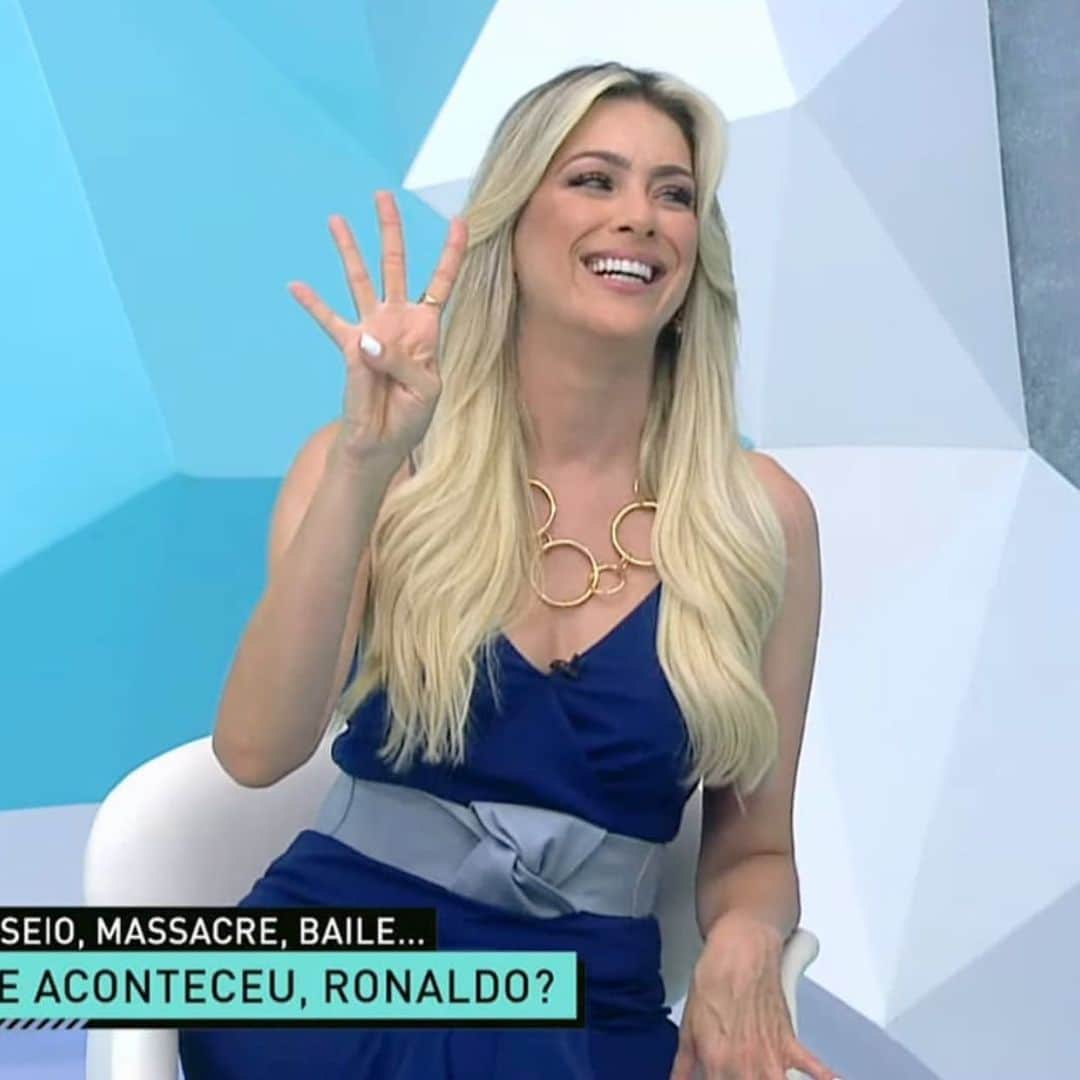 レナータ・ファンのインスタグラム：「Hoje tirei uma com o @ronaldogiovaneli ou melhor, 4 ondas!!!! Ele está nervoso com o 4x0 aplicado pelo Palmeiras! E prometeu torcer para o São Paulo, amanhã, contra o Inter só porque foi “zoado”! O mundo está de cabeça pra baixo, kkkk!  Não faça isso, Rona! Se vc é palmeirense marque aqui! Se é Corinthiano, e quiser, pode desabafar!  O que vale é a diversão, mesmo que nesta Quarta eu posso receber o troco... Fotos @myangelfan」