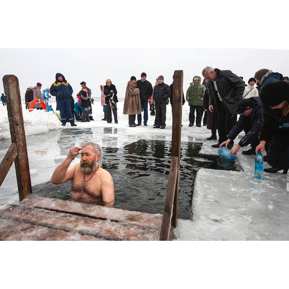 Gerd Ludwigのインスタグラム：「Proving his faith and hoping to be cleansed, a pious parishioner crosses himself before taking a dip in the cross-shaped hole cut into Lake Shartash for the Feast of Epiphany.  Today, January 19, marks Epiphany in the Russian Orthodox faith (which follows the Julian calendar). This ceremony, in which the devout plunge into icy priest-blessed waters, is believed to cleanse the soul of sins and protect the faithful from evil. Due to Covid-19, it is expected that less of the faithful are expected to attend.   @thephotosociety #RussianOrthodox #RussianEpiphany」