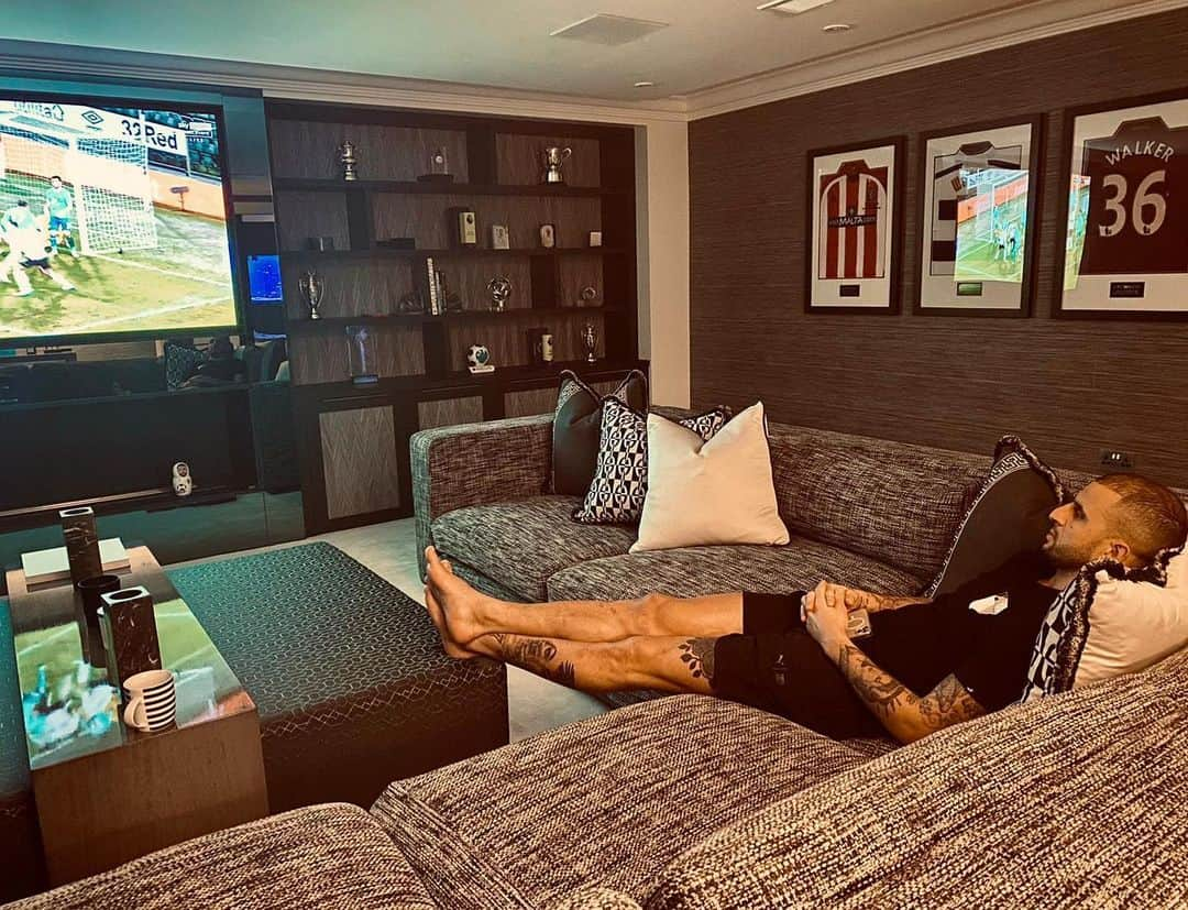 カイル・ウォーカーのインスタグラム：「Chilled night in front of the tele. Match day tomorrow. 📺 ⚽️」