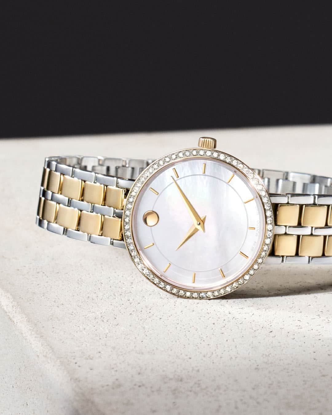 モバードのインスタグラム：「Mother of pearl and diamonds shine together. #MovadoKora」