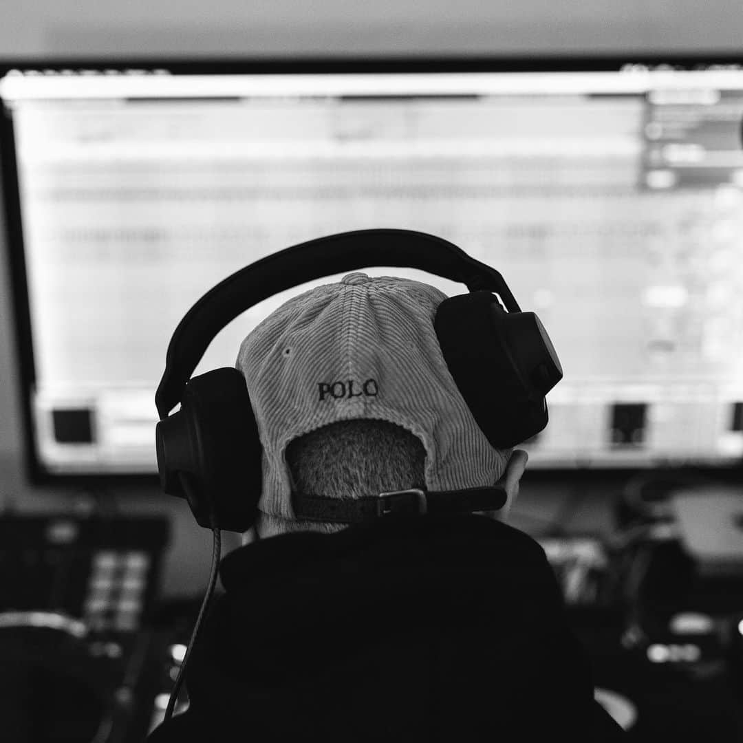 AIAIAIのインスタグラム：「Stay Home Make Music   🎧: @john_vincent  📷: @kennethnguyen」