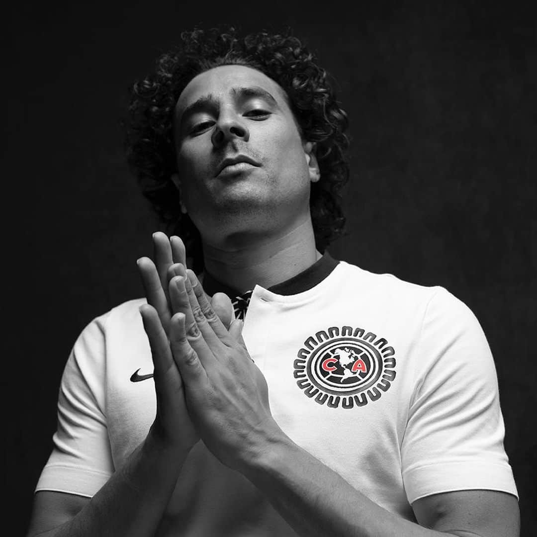 ギジェルモ・オチョアのインスタグラム：「En 2008 tuve la oportunidad de portar el jersey de portero #CaballeroÁguila. Ahora, ese icónico diseño evoluciona al tercer kit 2021. Orgulloso de representar a este equipo y poder liderar a la nueva generación de jugadores a poner en alto nuestro país y nuestro equipo.   #SomosAmérica #SiempreÁguilas #NikeFootball #Nike」