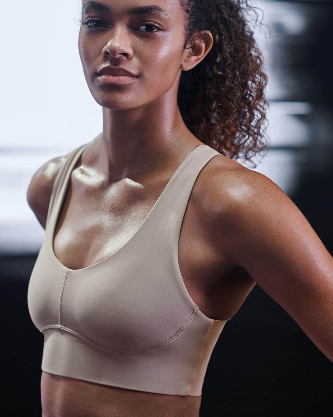 Oyshoさんのインスタグラム写真 - (OyshoInstagram)「Introducing the new sports bra with strategic support. Highly resistant, softer and comfortable. . #oysho #sport」1月20日 4時58分 - oysho