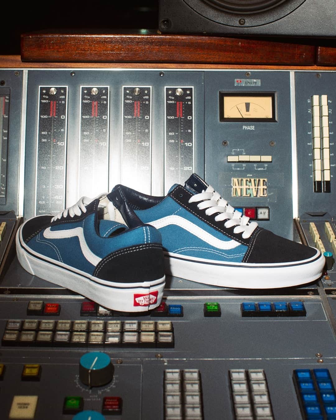 のインスタグラム：「Classics live on 🔊 . #Vans Old Skool available online & in-store.」