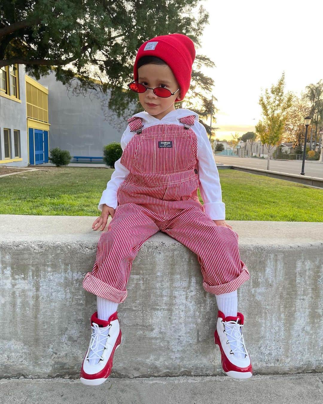 のインスタグラム：「Us: Overalls, but make it a whole mood  Ryan: 😎   📷: @styleofryanj #awholemood #oshkoshkids」