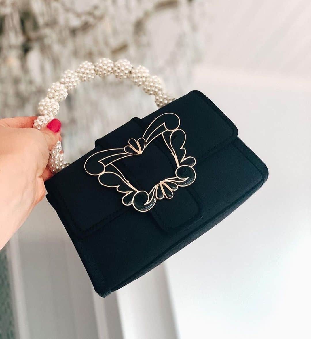 SOPHIA WEBSTERさんのインスタグラム写真 - (SOPHIA WEBSTERInstagram)「As if the buckle wasn’t enough… have you seen 'Margaux's handle? 🦋✨⁣👛 ⁣ Much love to @bold_fashion_jd for another sensational shot! 🙌💕⁣ ⁣ #SophiaWebster #SophiaWebsterBags」1月20日 5時20分 - sophiawebster