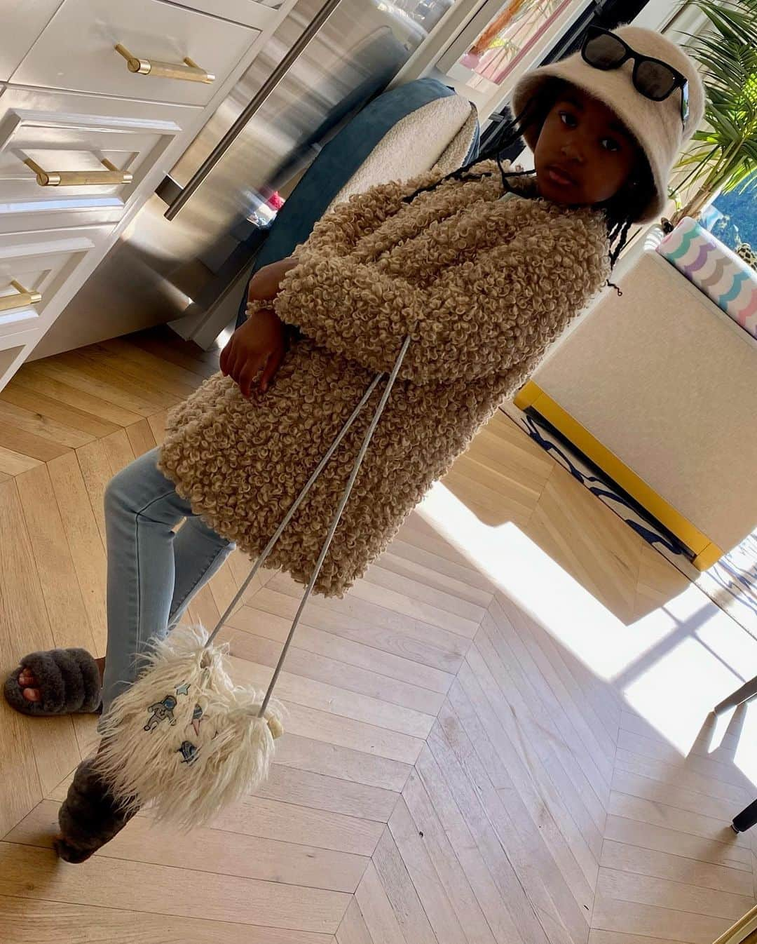 レブロン・ジェームズさんのインスタグラム写真 - (レブロン・ジェームズInstagram)「Z is hilarious but ain’t playing one bit! 🤣🤣. She came downstairs and said she’s headed to Paris, need to head to the airport so she can catch her flight and dad would let her shop until she drops!! 🥴🥴🥴😳😳😱😱😍😍😍 #JamesGang👑」1月20日 5時21分 - kingjames