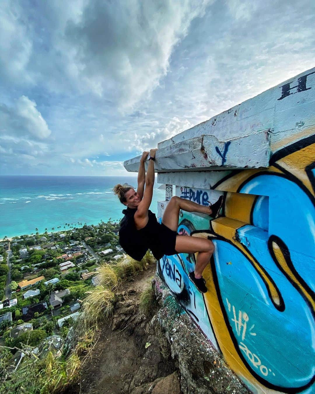 コートニー・コンローグさんのインスタグラム写真 - (コートニー・コンローグInstagram)「Just hanging out with @rgeicke  Early morning adventures!   #outdoors #hike #hawaii」1月20日 5時28分 - courtneyconlogue