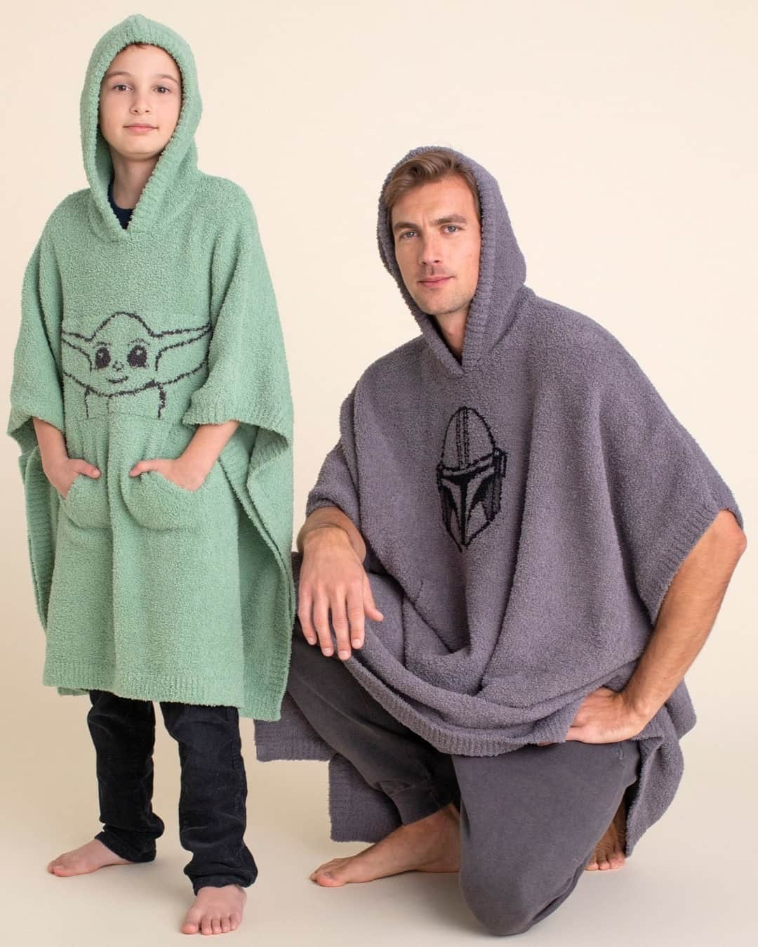 ベアフットドリームスさんのインスタグラム写真 - (ベアフットドリームスInstagram)「Get ready to experience out of this world comfort with new arrivals from @StarWars. Introducing The Mandalorian Cozy and The Child Youth Cozy, available now! Link in bio #barefootdreams #starwars #themandalorian #babyyoda」1月20日 5時37分 - barefootdreams