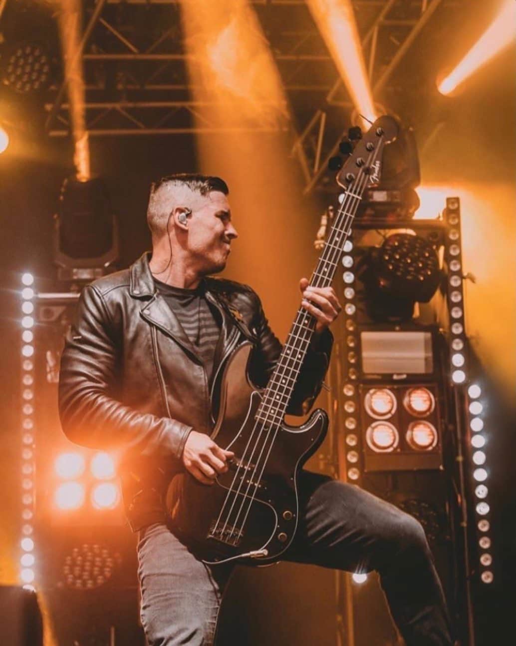 ザッキー・ヴェンジェンスのインスタグラム：「Man do I miss playing shows with the boys.  Staying positive and hopeful we can safely get back on stage ASAP. 📸 @federicaburellii #slamdunkfestival」