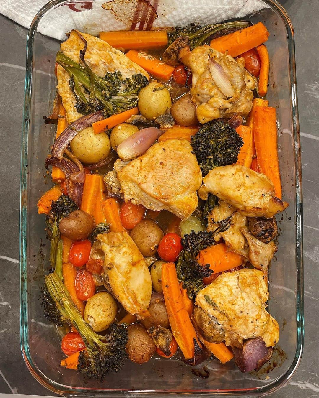 Sascha Barbozaのインスタグラム：「Este pollo fue muy fácil de hacer! Y quedó delicioso, cero seco.  solo necesitas verduras de tu preferencia, yo usé brócoli, tomate Cherry, cebolla morada, zanahoria picada en bastones, papas pequeñas, ajo porro, hongos, puedes usar cualquiera que te guste.  de proteína pechuga de pollo y muslos de pollo. Las pechugas las piqué por la mitad. Luego condimenté todo con una mezcla de paprika, sal marina, pimienta, aceite de oliva al ojo, aproximadamente dos cucharadas de vinagre balsámico, ajo machacados, usé aproximadamente tres dientes, un poquito de romero, que todo quede bien revuelto con el condimento. Para asegurarme que todo quedará bien condimente por un lado las verduras y por otro lado el pollo y luego lo uni.  Se hornea aproximadamente 45 minutos a 400 F.」