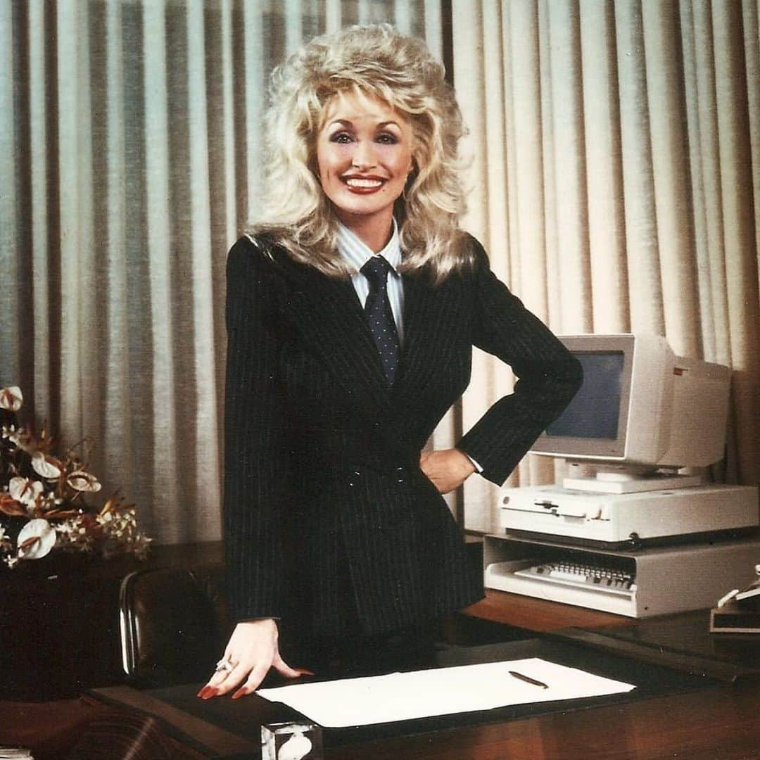 トームさんのインスタグラム写真 - (トームInstagram)「#DollyParton is a #Capricorn and turned 75 today! #HappyBirthday Polly Darton! . #repost @dollyparton Thank you for all of the love on my birthday 🦋 This year my wish is a call for kindness. We can’t just hope for a brighter day, we have to work for a brighter day. Love too often gets buried in a world of hurt and fear. We have to work to dig it out so we can share it with our family, our friends and our neighbors. So today, January 19th, let’s get to unearthing love. . #repost @bestsupportingactress_ Happy 75th Birthday to Our Lord and Savior, Dolly Rebecca Parton! Besides giving us over 3,000 original songs, TV specials, movies, and zingers, she’s distributed over 1 million books to children around the country for her literacy charity and helped fund the Moderna covid vaccine. Goddess Save the Dolly! “𝐈 𝐰𝐚𝐧𝐭 𝐭𝐨 𝐛𝐞 𝐥𝐢𝐤𝐞 𝐨𝐧𝐞 𝐨𝐟 𝐭𝐡𝐨𝐬𝐞 𝐥𝐢𝐭𝐭𝐥𝐞 𝐟𝐚𝐢𝐧𝐭𝐢𝐧𝐠 𝐠𝐨𝐚𝐭𝐬 𝐭𝐡𝐚𝐭 𝐠𝐞𝐭 𝐬𝐜𝐚𝐫𝐞𝐝 𝐚𝐧𝐝 𝐭𝐡𝐞𝐧 𝐣𝐮𝐬𝐭 𝐟𝐚𝐥𝐥 𝐨𝐯𝐞𝐫. 𝐈 𝐰𝐚𝐧𝐭 𝐭𝐨 𝐠𝐨 𝐚𝐧𝐝 𝐠𝐨 𝐚𝐧𝐝 𝐭𝐡𝐞𝐧 𝐝𝐫𝐨𝐩 𝐝𝐞𝐚𝐝 𝐢𝐧 𝐭𝐡𝐞 𝐦𝐢𝐝𝐝𝐥𝐞 𝐨𝐟 𝐬𝐨𝐦𝐞𝐭𝐡𝐢𝐧𝐠 𝐈'𝐦 𝐥𝐨𝐯𝐢𝐧𝐠 𝐭𝐨 𝐝𝐨. 𝐀𝐧𝐝 𝐢𝐟 𝐭𝐡𝐚𝐭 𝐝𝐨𝐞𝐬𝐧'𝐭 𝐡𝐚𝐩𝐩𝐞𝐧, 𝐢𝐟 𝐈 𝐰𝐢𝐧𝐝 𝐮𝐩 𝐬𝐢𝐭𝐭𝐢𝐧𝐠 𝐢𝐧 𝐚 𝐰𝐡𝐞𝐞𝐥𝐜𝐡𝐚𝐢𝐫, 𝐚𝐭 𝐥𝐞𝐚𝐬𝐭 𝐈'𝐥𝐥 𝐡𝐚𝐯𝐞 𝐦𝐲 𝐡𝐢𝐠𝐡 𝐡𝐞𝐞𝐥𝐬 𝐨𝐧.” ⁣ ⁣ ⁣ ⁣」1月20日 5時50分 - tomenyc