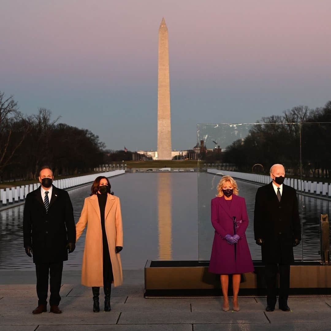 Vogueさんのインスタグラム写真 - (VogueInstagram)「On the eve of tomorrow’s historic inauguration, President-elect @JoeBiden and @DrBiden, along with Vice President-elect @KamalaHarris and her husband @DougEmhoff gathered on the National Mall in Washington DC for a COVID Memorial honoring and remembering the more than 400,000 American lives lost to the pandemic so far.  The Memorial set a tone for an unprecedented inauguration; while there are countless reasons to be somber, there’s also cause for hope. Another signal that this administration will be different from its predecessor came in the form of Dr. Biden and Kamala Harris’s attire, who both wore New York designers who represent a new generation weaving purpose into their mission.  Tap the link in our bio to read more.」1月20日 11時25分 - voguemagazine