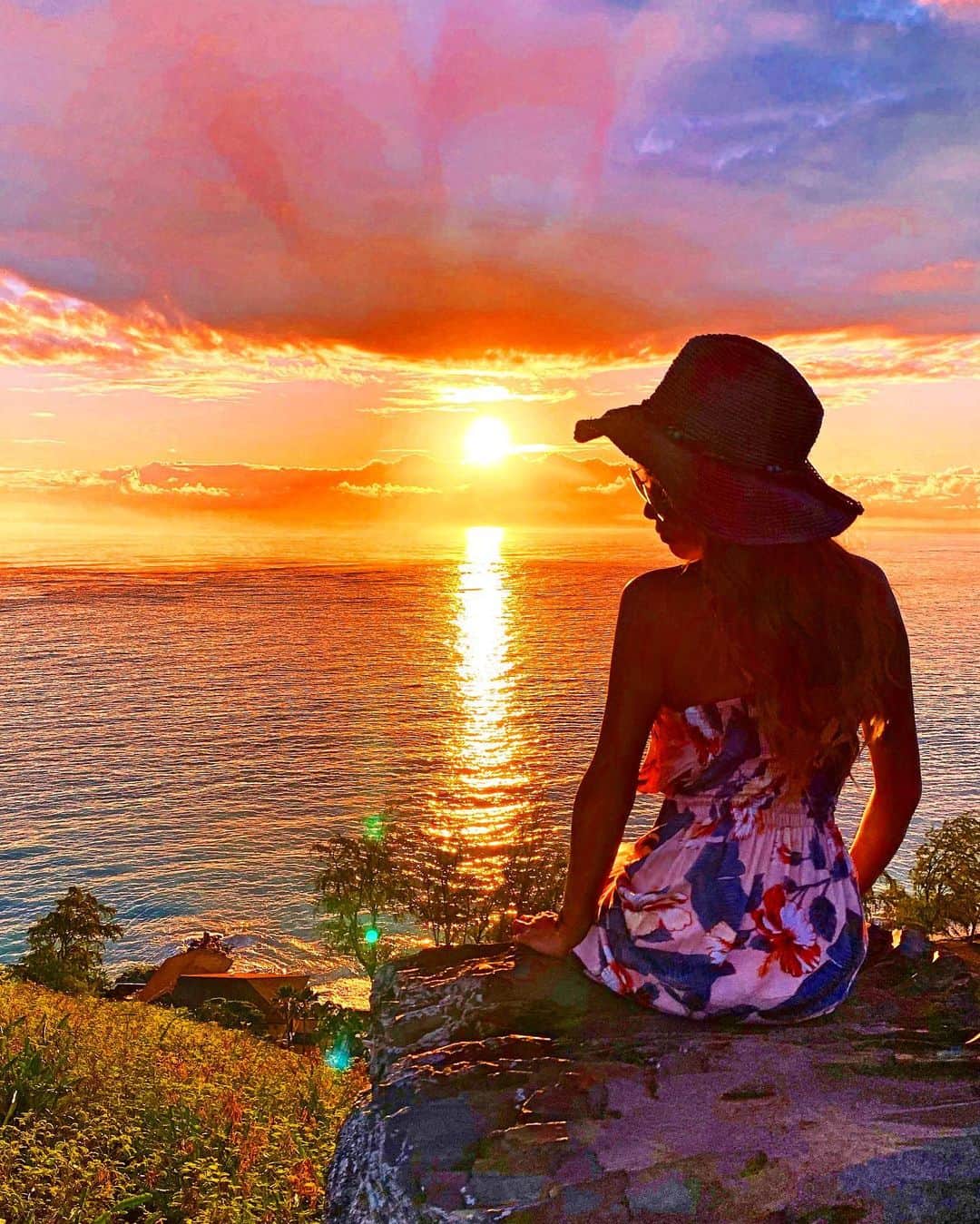 のインスタグラム：「💗☀️💗☀️💗 ・ サンセットにも見えるけど こちらはサンライズ♡ 真正面にHawaiiの力強い太陽が昇り たっっっっくさんパワーをもらった瞬間。 みんなにもHawaiiの サンライズパワーが届くといいな🥰💗 ・ #hawaii#islandofoahu#oahu#ハワイ#trip #オアフ島#travel#loco_hawaii#travel_jp #funtorip#タビジョ#旅MUSE#genic_travel #genic_mag#たびねす#旅行#genic_hawaii #lanikaibeach#カイルア#kailua#sea#beach #sunrise#kailuabeach#hiking#oahuhawaii  #tabijyomap_hawaii#lealeahawaii#2021」