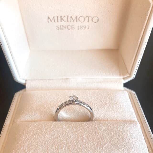マイナビウエディング ジュエリーさんのインスタグラム写真 - (マイナビウエディング ジュエリーInstagram)「💍 同棲を開始するタイミングで、妻に婚約指輪として贈ったのが#mikimoto でした。妻が友達に相談したところ、#mikimoto が良いのではと提案されたのが検討のきっかけです。また私の出身地に“ミキモト真珠島”というスポットがあり、勝手に縁を感じ#mikimoto で婚約指輪も結婚指輪も決めました。 🎁 ふたりで選んだのは、長く愛用できること、また飽きないようにとシンプルなデザイン。あとは日常生活で邪魔にならないことを、指輪選びで意識した記憶があります。なので角がなく丸いものを選びました。 🎀 当時のことを振り返ると、貯金がなかったにもかかわらず、婚約・結婚指輪のほかにパールのネックレスなど、立て続けに#mikimoto に通って購入。何度か訪れた店舗では、毎回丁寧な接客をしていただいたことを覚えています。 💐 気に入ったものが見つかり、購入できてよかったのですが、ふと気づけば予算オーバー。同棲のための引っ越し資金はすべて結婚前の妻が出すことになってしまいましたが…。それも今となっては大切な想い出になっています。 🏠 婚約指輪・結婚指輪：@official_mikimoto 💎 #マイナビウエディング手もと倶楽部#マイナビウエディング#マイナビ#結婚指輪#婚約指輪#エンゲージリング#マリッジリング#あなたの手もとが見たいです#運命の指輪#一生の宝物になるはず#ミキモト #MIKIMOTO #MikimotoBridal#ミキモトブライダル#ミキモト真珠島#ミキモトパール」1月20日 11時19分 - mwd_jewelry