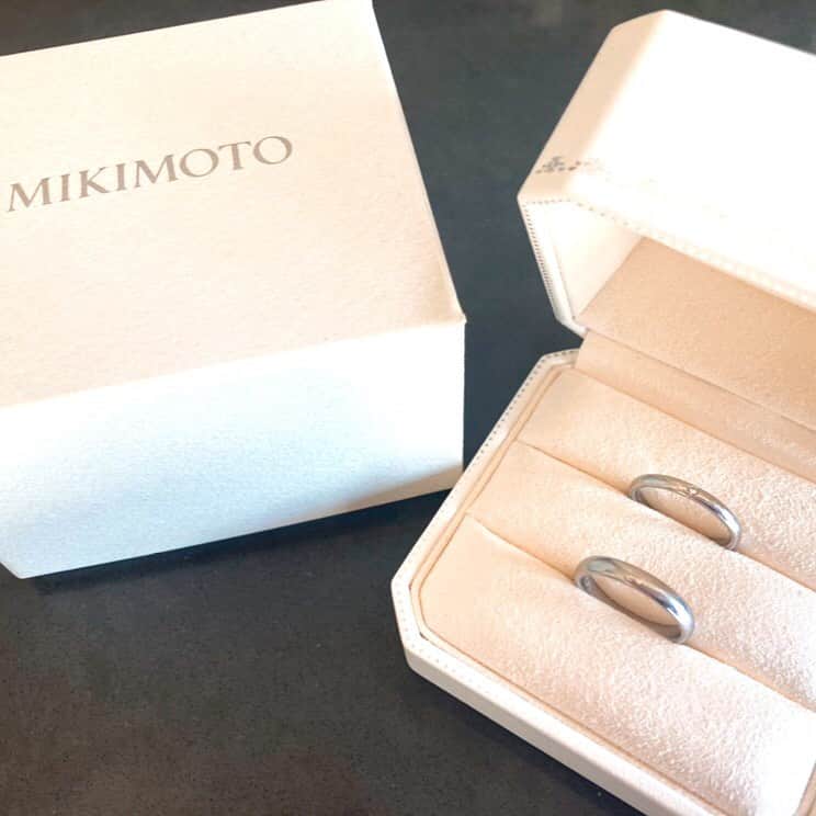 マイナビウエディング ジュエリーさんのインスタグラム写真 - (マイナビウエディング ジュエリーInstagram)「💍 同棲を開始するタイミングで、妻に婚約指輪として贈ったのが#mikimoto でした。妻が友達に相談したところ、#mikimoto が良いのではと提案されたのが検討のきっかけです。また私の出身地に“ミキモト真珠島”というスポットがあり、勝手に縁を感じ#mikimoto で婚約指輪も結婚指輪も決めました。 🎁 ふたりで選んだのは、長く愛用できること、また飽きないようにとシンプルなデザイン。あとは日常生活で邪魔にならないことを、指輪選びで意識した記憶があります。なので角がなく丸いものを選びました。 🎀 当時のことを振り返ると、貯金がなかったにもかかわらず、婚約・結婚指輪のほかにパールのネックレスなど、立て続けに#mikimoto に通って購入。何度か訪れた店舗では、毎回丁寧な接客をしていただいたことを覚えています。 💐 気に入ったものが見つかり、購入できてよかったのですが、ふと気づけば予算オーバー。同棲のための引っ越し資金はすべて結婚前の妻が出すことになってしまいましたが…。それも今となっては大切な想い出になっています。 🏠 婚約指輪・結婚指輪：@official_mikimoto 💎 #マイナビウエディング手もと倶楽部#マイナビウエディング#マイナビ#結婚指輪#婚約指輪#エンゲージリング#マリッジリング#あなたの手もとが見たいです#運命の指輪#一生の宝物になるはず#ミキモト #MIKIMOTO #MikimotoBridal#ミキモトブライダル#ミキモト真珠島#ミキモトパール」1月20日 11時19分 - mwd_jewelry
