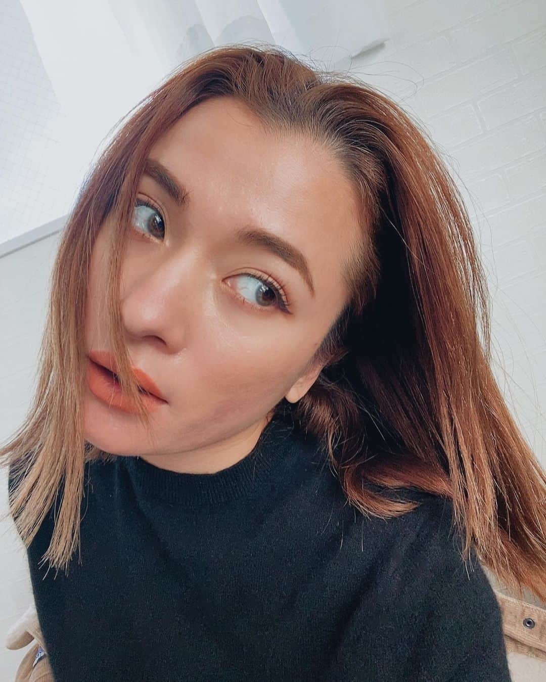Fabiolla Takinamiのインスタグラム：「🧡#makeup . . 久しぶりのメイク投稿です✨ 👁「mac:ソフトブラウン」 💋「bareminerals:87004spice」 . . #メイク#ピンクオレンジメイク#カラーメイク#bareminerals #mac#シャドウ#リップ」