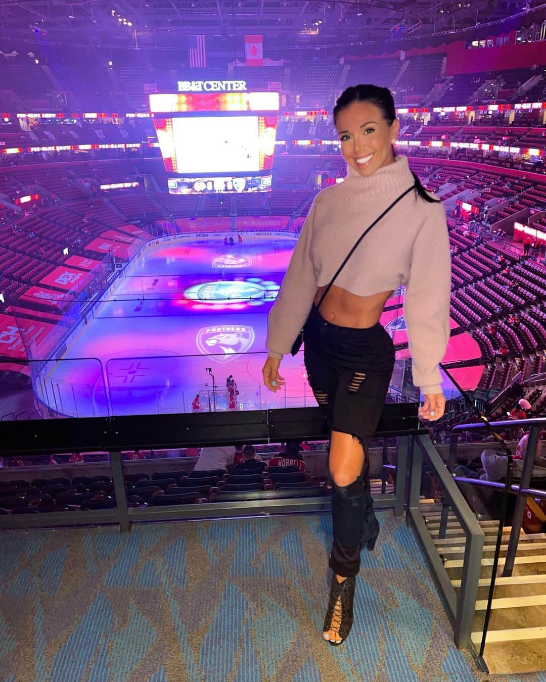 Ainsley Rodriguezさんのインスタグラム写真 - (Ainsley RodriguezInstagram)「🏒 Blackhawks V Panthers . (Still a pens fan 🐧but also a hockey fan in general soooo it’s a yes to any live sporting event 🤷🏻‍♀️)」1月20日 11時22分 - ainsley