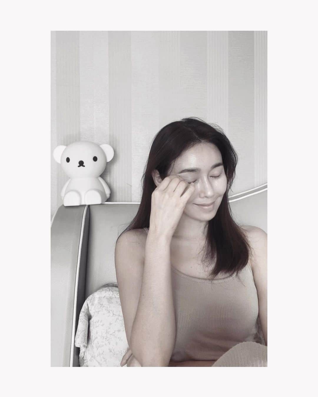 のインスタグラム：「- 창문으로 들어오는 햇살에 노곤노곤. .  오늘 아침은 주하 보내고 와서, 조금 뭉갰어요ㅎㅎ 벌써 곧 점심 시간이네요? 저는 오늘 감자탕집서 약속 있어요~~ 저. . 뼈좀 뜯고 올게요!!  #goodday」