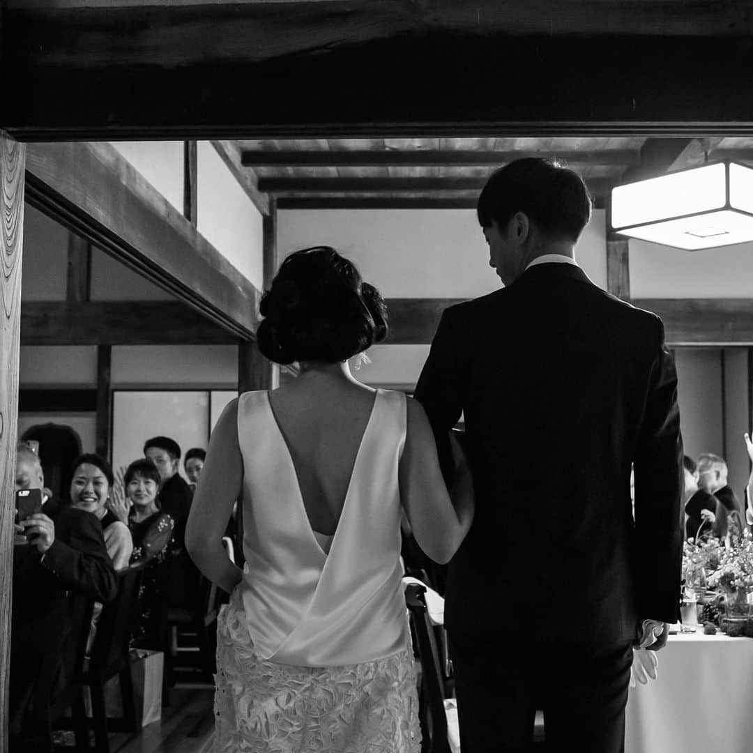 The KAMAKURA WEDDINGのインスタグラム：「晩秋の「明王院」で１日１組様限定の結婚式。自宅に招くような和やかなひとときをお二人らしく自由に。 詳しくは、HPの結婚式感動レポートへ https://kamakura-wedding.jp/report/21571/」