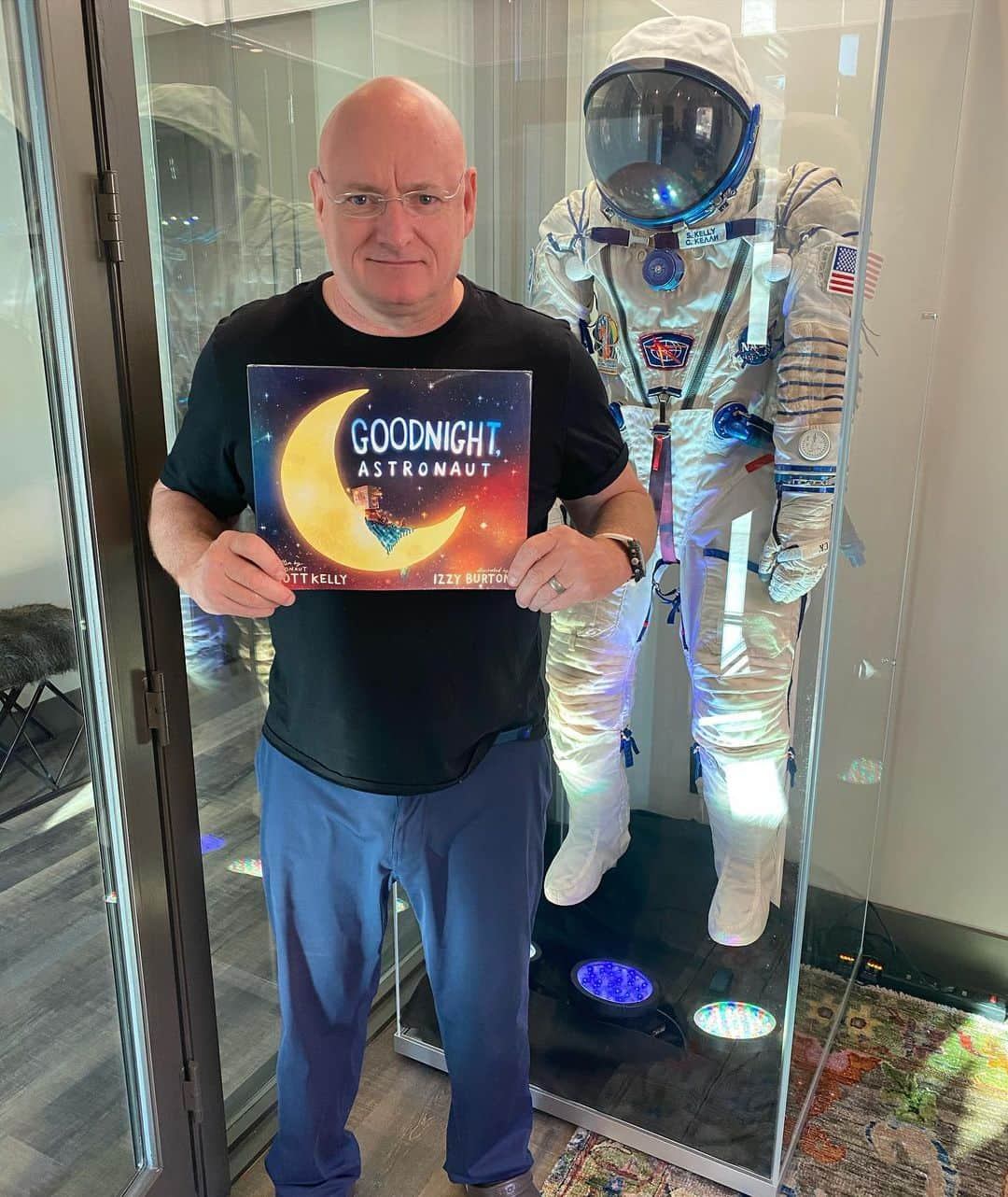 スコット・ケリーさんのインスタグラム写真 - (スコット・ケリーInstagram)「Just got my new children’s book today! #GoodnightAstronaut   Launch date: Feb 2! More details to come.」1月20日 6時03分 - stationcdrkelly