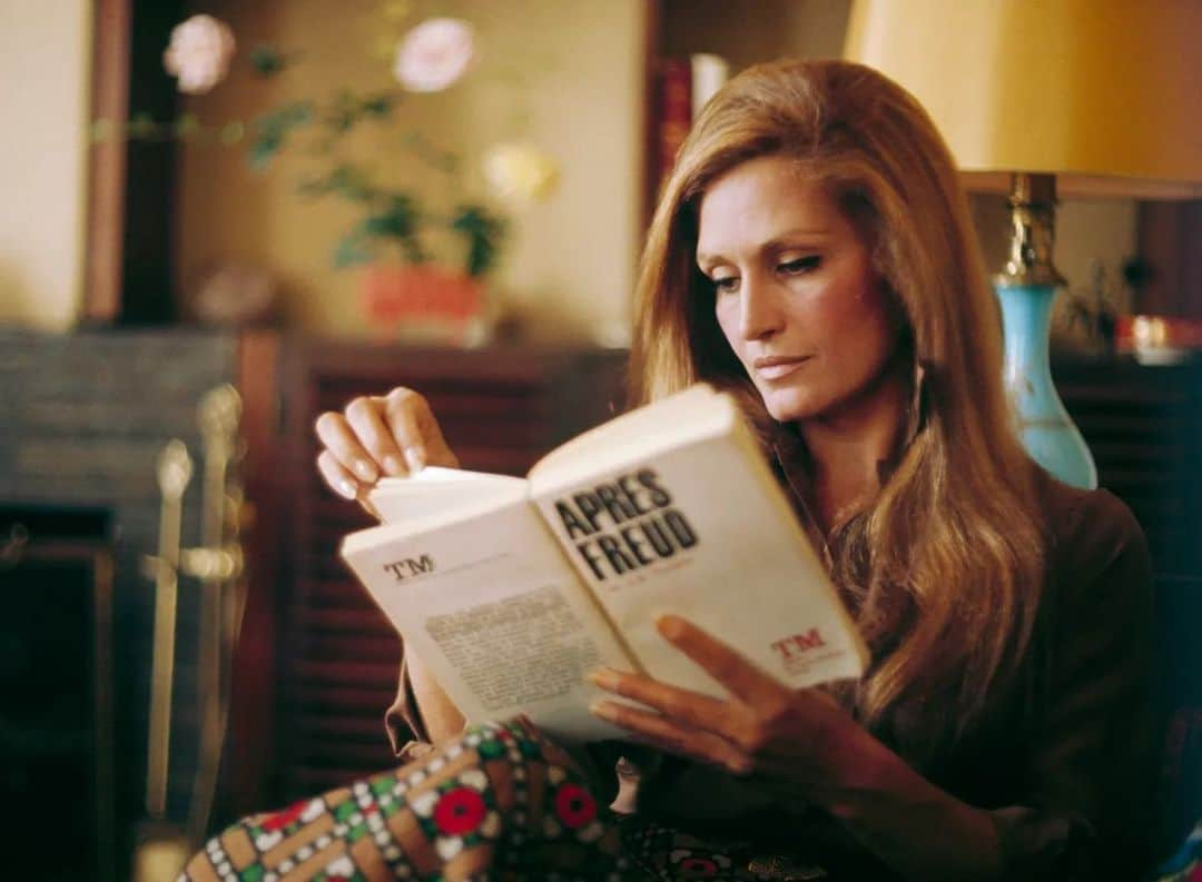 Vogue Parisさんのインスタグラム写真 - (Vogue ParisInstagram)「Staying cosy at home with a book like #Dalida in Montmartre. How are you keeping yourself occupied ?」1月20日 5時59分 - voguefrance