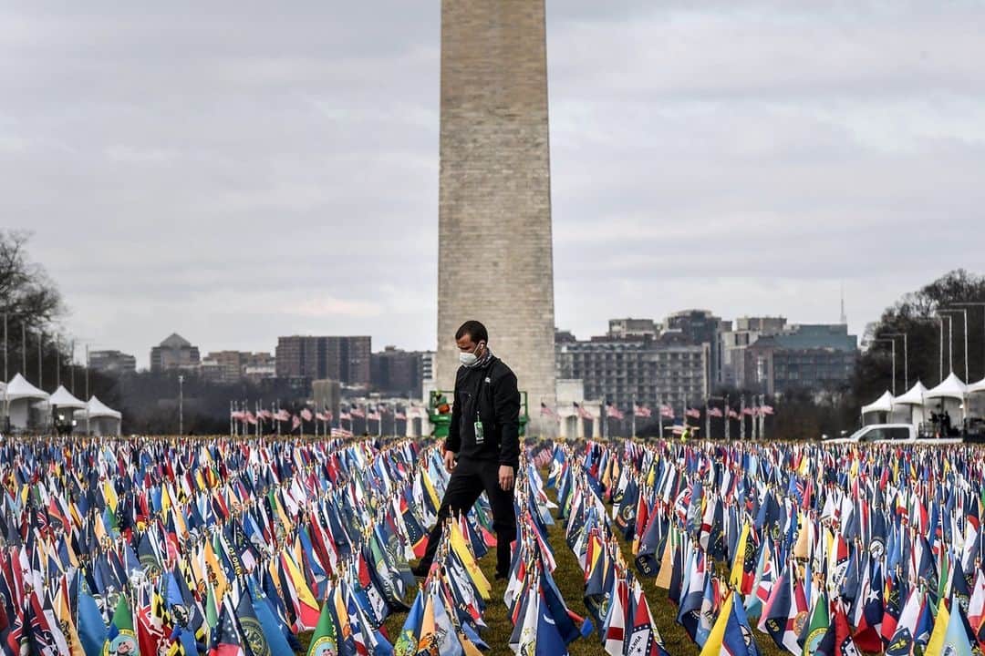 NBC Newsさんのインスタグラム写真 - (NBC NewsInstagram)「A worker adjusts the decorative flags on the National Mall ahead of Inauguration Day.⁠ ⁠ 📷 Stephanie Keith / @gettyimages」1月20日 6時02分 - nbcnews