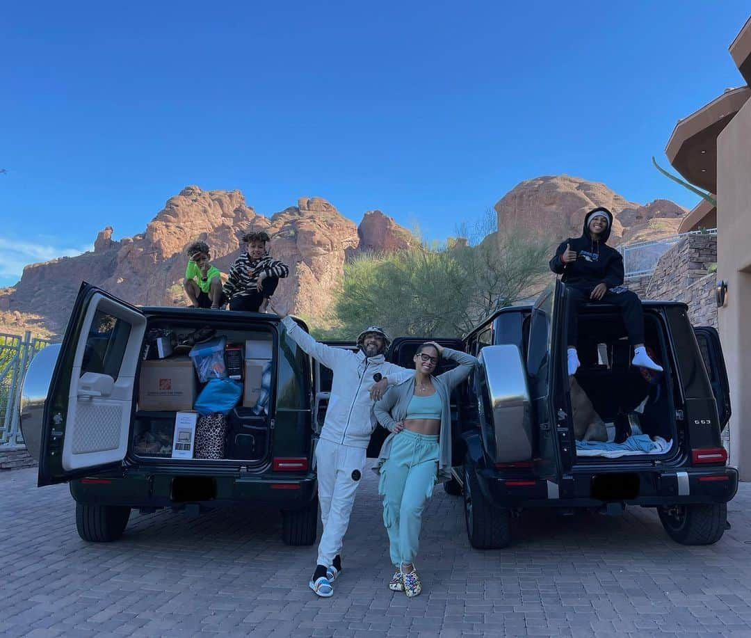 アリシア・キーズさんのインスタグラム写真 - (アリシア・キーズInstagram)「Family road trip 🚗💨💨💨 Whose car are you riding in? And check the essentials 🤣🤣I love road trips with the fam!! #Careforwhatmatters」1月20日 6時12分 - aliciakeys