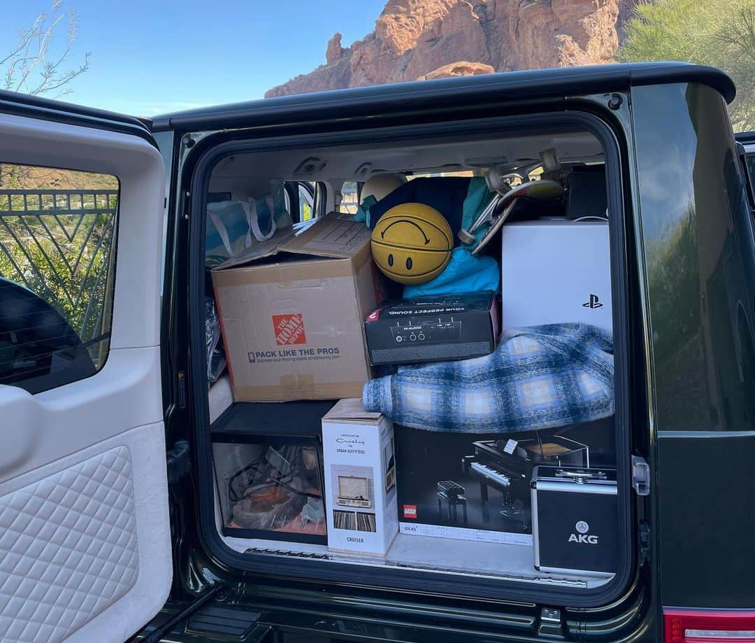 アリシア・キーズさんのインスタグラム写真 - (アリシア・キーズInstagram)「Family road trip 🚗💨💨💨 Whose car are you riding in? And check the essentials 🤣🤣I love road trips with the fam!! #Careforwhatmatters」1月20日 6時12分 - aliciakeys