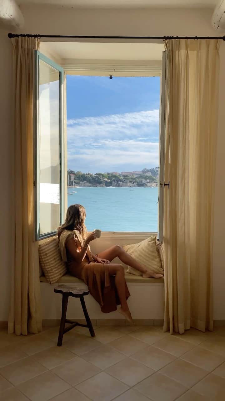 ジュリー・サリニャーナのインスタグラム：「Chillin’ out, maxing, relaxing all cool in this beautiful place.✨☕️   What do you guys do to relax?」