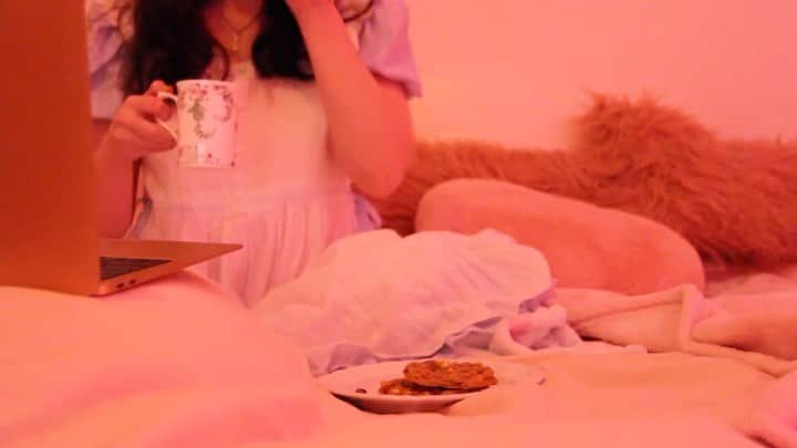 yungelitaのインスタグラム：「cookies & cherry milk (new video- link in bio) 🍪🥛🍒」