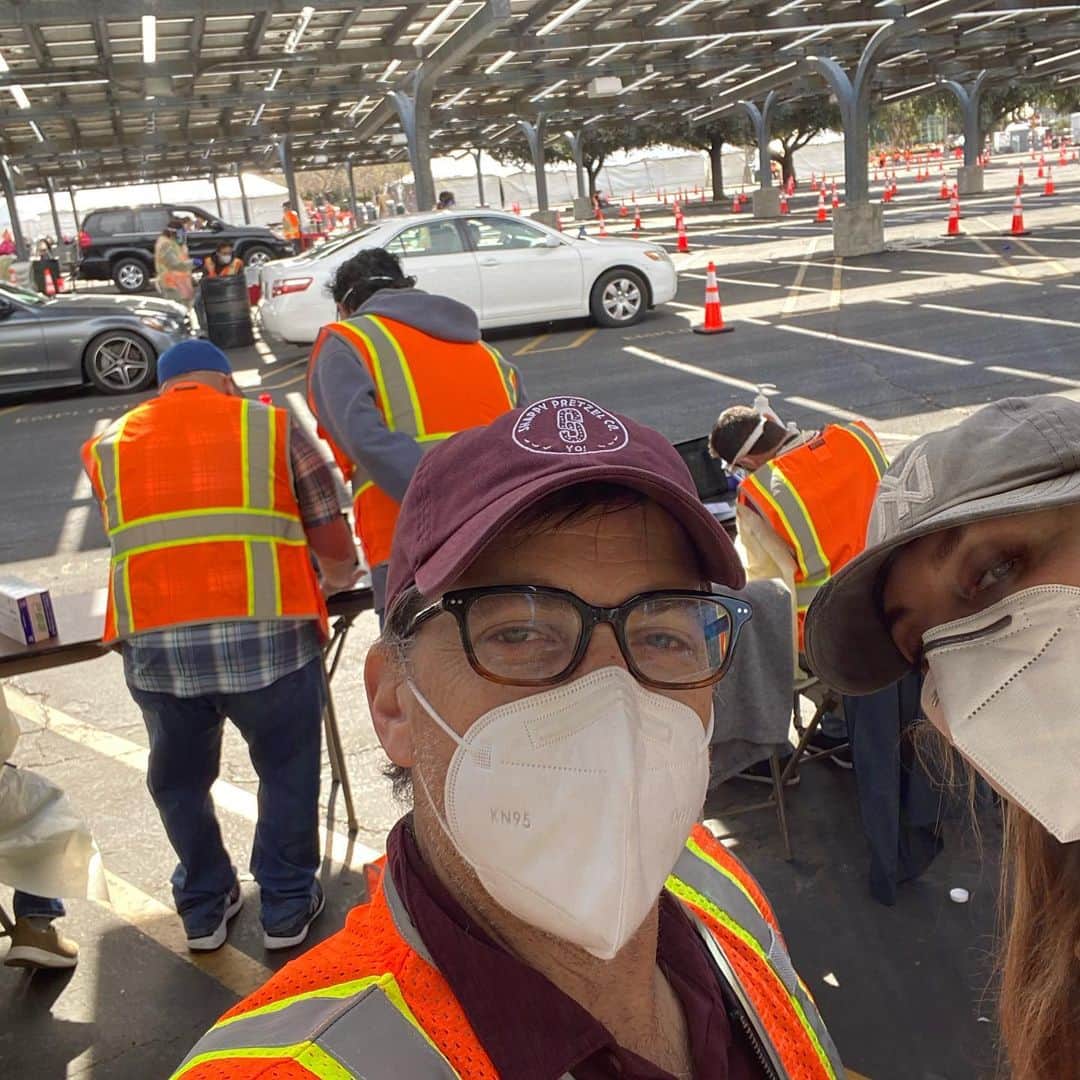 ダン・ブカティンスキーのインスタグラム：「Day 1 vaccination volunteering.  Lets go LA!  #vaccine #vaccinesafetyadvocate」