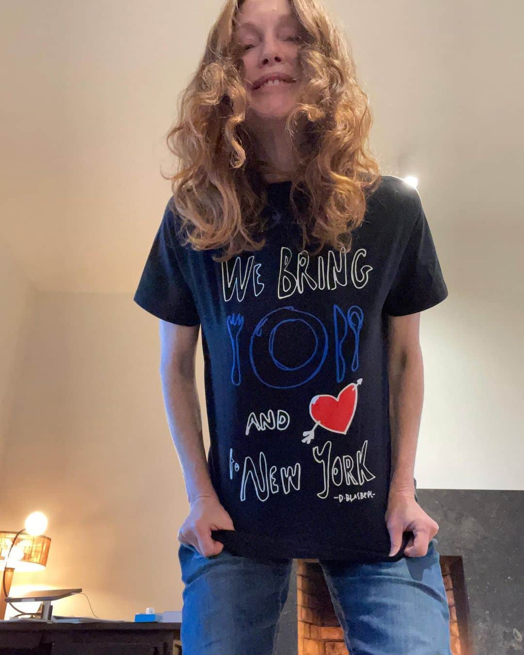 ジュリアン・ムーアさんのインスタグラム写真 - (ジュリアン・ムーアInstagram)「I love this T shirt @derekblasberg - 50% of the proceeds go to @citymeals , keeping elderly New Yorkers safe and healthy.  collectinterior  #citymealsonwheels」1月20日 6時48分 - juliannemoore