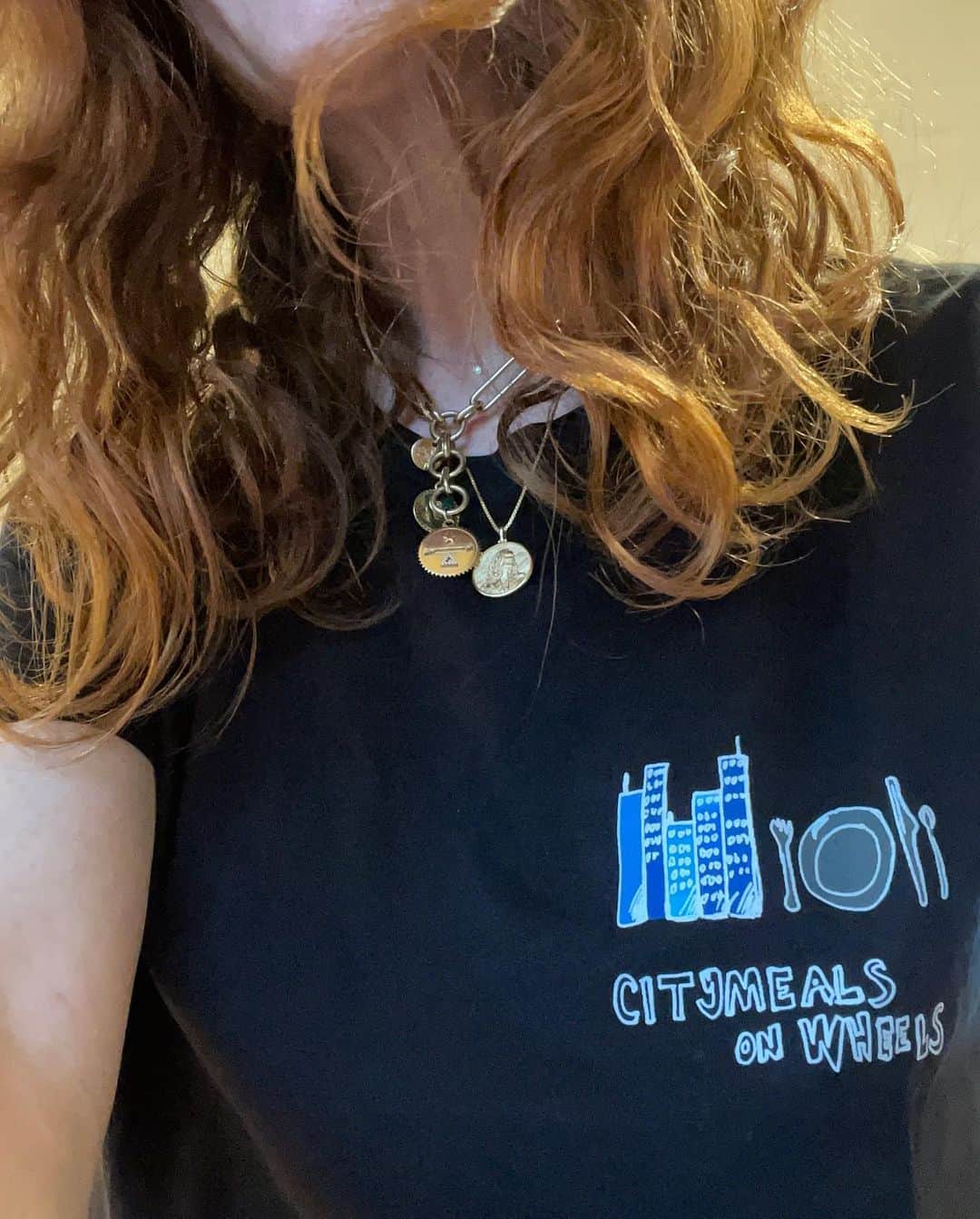 ジュリアン・ムーアさんのインスタグラム写真 - (ジュリアン・ムーアInstagram)「I love this T shirt @derekblasberg - 50% of the proceeds go to @citymeals , keeping elderly New Yorkers safe and healthy.  collectinterior  #citymealsonwheels」1月20日 6時48分 - juliannemoore