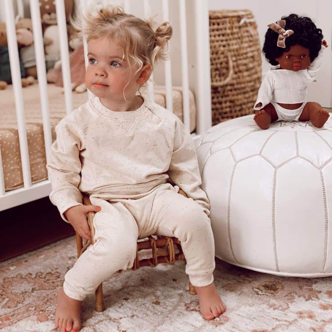 Cara Van Brocklinさんのインスタグラム写真 - (Cara Van BrocklinInstagram)「Echo styled this pic all on her own...she sat on this tiny doll chair and insisted her doll sit on the big girl seat next to her. She is a very VERY determined little soul and has a lot of ideas of get own haha!」1月20日 6時54分 - caraloren
