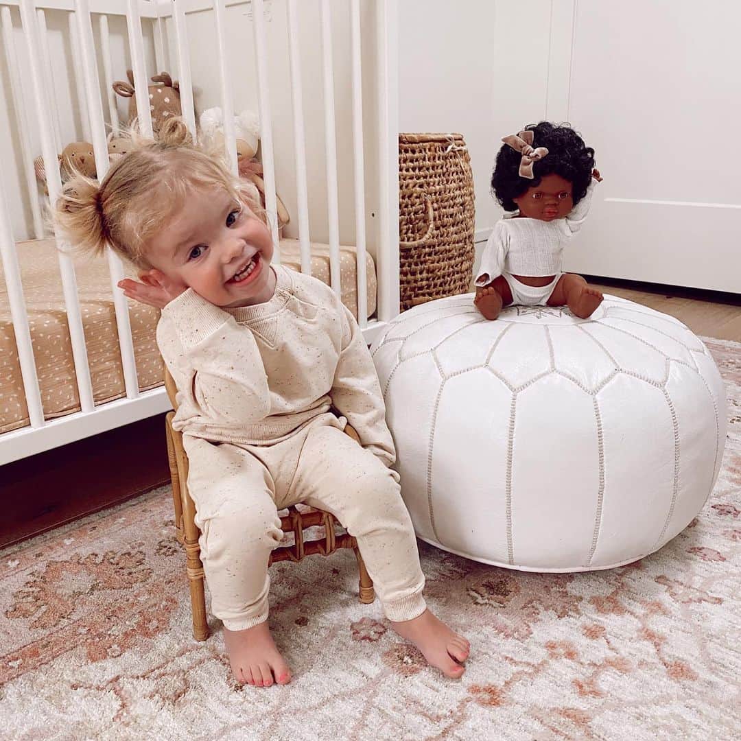 Cara Van Brocklinさんのインスタグラム写真 - (Cara Van BrocklinInstagram)「Echo styled this pic all on her own...she sat on this tiny doll chair and insisted her doll sit on the big girl seat next to her. She is a very VERY determined little soul and has a lot of ideas of get own haha!」1月20日 6時54分 - caraloren