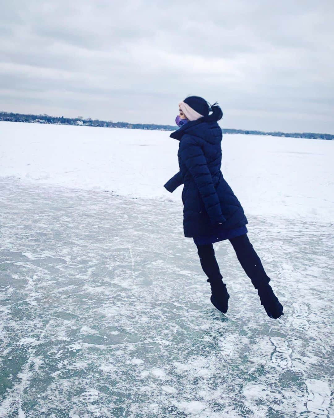 カレン・チェンのインスタグラム：「just a casual stroll on a frozen lake ❄️ #WearMaskWhile」