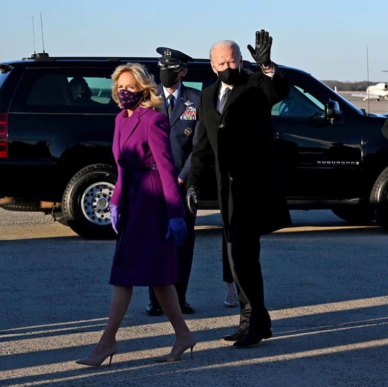 NBC Newsさんのインスタグラム写真 - (NBC NewsInstagram)「President-elect Biden and Dr. Jill Biden arrive in Washington, D.C., ahead of Inauguration Day.  📷 Jim Watson / @afpphoto」1月20日 7時03分 - nbcnews