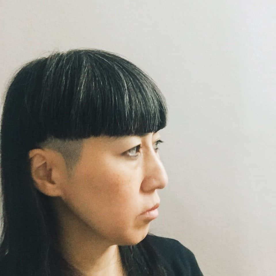 大森美希さんのインスタグラム写真 - (大森美希Instagram)「Got my hair cut.   今日は髪を切ったので久しぶりに顔出し。髪を切ると気合いが入る。  #元気でやってます #刈り上げ女子 #グレーヘア #セルフィー #ヘアスタイル #ファッション #デザイナー #ヘアカット #ヘアスタイル #パリ #モード #白髪 #刈り上げ#jevaisbien #iamwell #hairstyle #coiffure #paris #parisstyle #selfie #fashion #mode #hair #bangs #greyhair #style #selfportrait」1月20日 7時12分 - mikiomori_