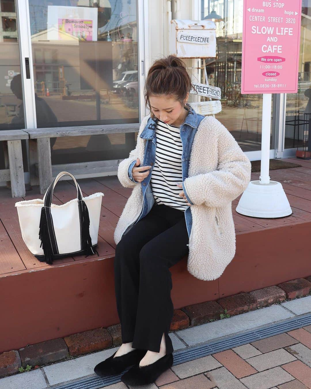 あすかさんのインスタグラム写真 - (あすかInstagram)「ㅤㅤ  ㅤㅤ 先日の日曜日🖤  ㅤ ㅤ mama ㅤ tops&outer&pt： @bebe____ange jk： @balenciaga sunglasses： @dior shoes：　@jilsander bag： @ayako_bag  ㅤ  ㅤㅤ  昔ながらの惣菜屋さんで ご飯買ってお外で食べました👶🏼👦🏻👨🏻‍🦱 お店のおじさんが芋の天ぷらをサービス🍠 してくれて、芋LOVEな2人は大喜び😂💕 ㅤ ㅤ ㅤ ㅤ #balenciaga#jilsander#ayakobag#bebeange_cd#bebeange_ask#大人コーデ#大人カジュアル#カジュアルファッション#プチプラコーデ#ママコーデ#ポニーテール#ママバッグ#ボーダートップス#授乳服#マタニティコーデ#春コーデ#gジャン#男の子ママ#2歳差育児#春服コーデ  ㅤ」1月20日 7時13分 - ask_____10