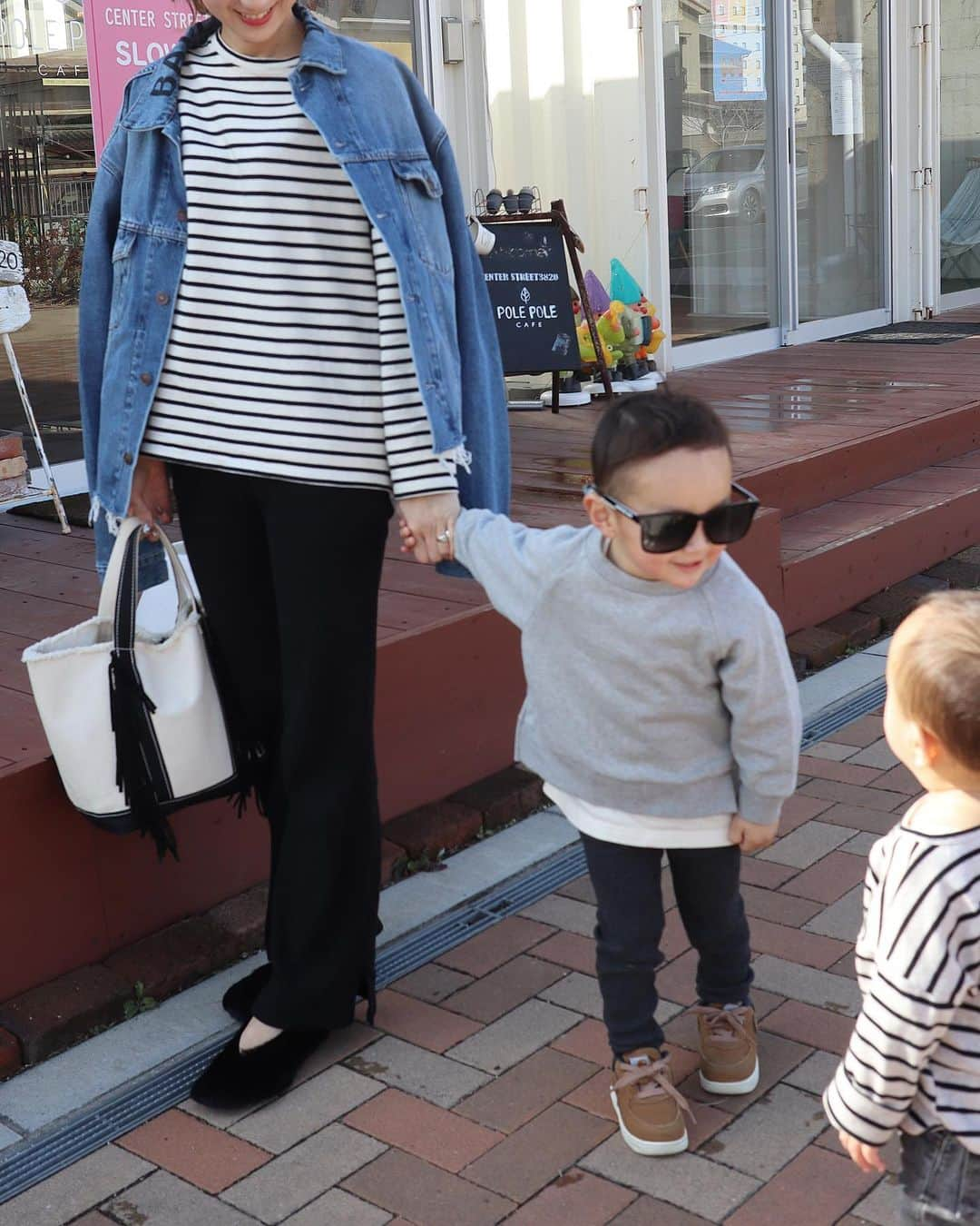 あすかさんのインスタグラム写真 - (あすかInstagram)「ㅤㅤ  ㅤㅤ 先日の日曜日🖤  ㅤ ㅤ mama ㅤ tops&outer&pt： @bebe____ange jk： @balenciaga sunglasses： @dior shoes：　@jilsander bag： @ayako_bag  ㅤ  ㅤㅤ  昔ながらの惣菜屋さんで ご飯買ってお外で食べました👶🏼👦🏻👨🏻‍🦱 お店のおじさんが芋の天ぷらをサービス🍠 してくれて、芋LOVEな2人は大喜び😂💕 ㅤ ㅤ ㅤ ㅤ #balenciaga#jilsander#ayakobag#bebeange_cd#bebeange_ask#大人コーデ#大人カジュアル#カジュアルファッション#プチプラコーデ#ママコーデ#ポニーテール#ママバッグ#ボーダートップス#授乳服#マタニティコーデ#春コーデ#gジャン#男の子ママ#2歳差育児#春服コーデ  ㅤ」1月20日 7時13分 - ask_____10