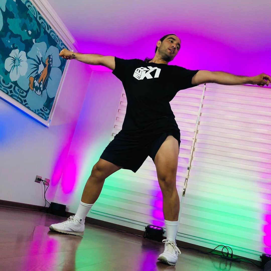 クラウディオ・リースのインスタグラム：「Mi pasión....  Hablar a través de mi cuerpo!   Cual es la tuya??」