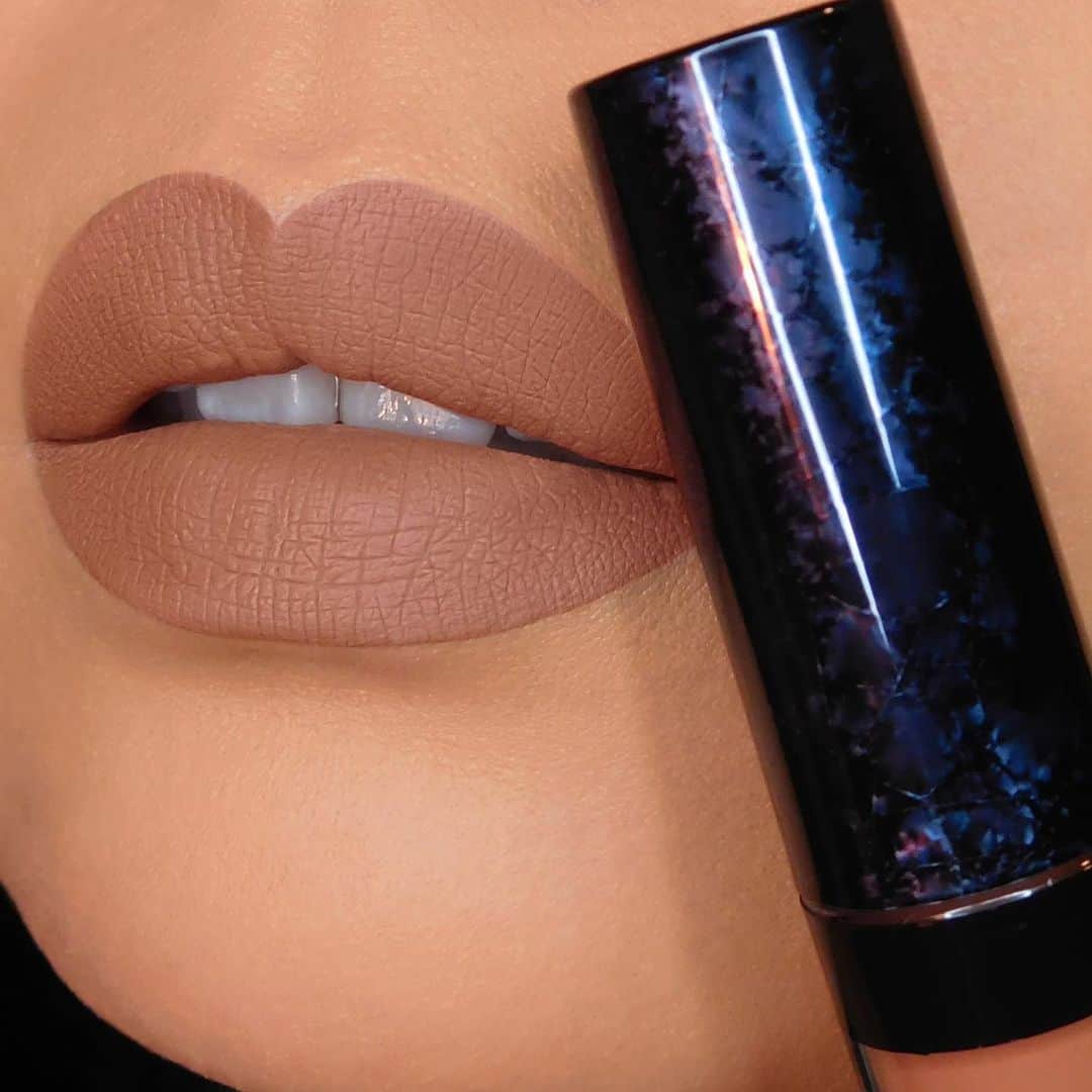 LiveGlamのインスタグラム：「Current Mood: Unapologetically “Ambitious” 💁💫 This peach golden lippie is a 2021 must-have 👄 Tap to shop! #LiveGlam #LiveGlamFam  📷: @chassydimitra」