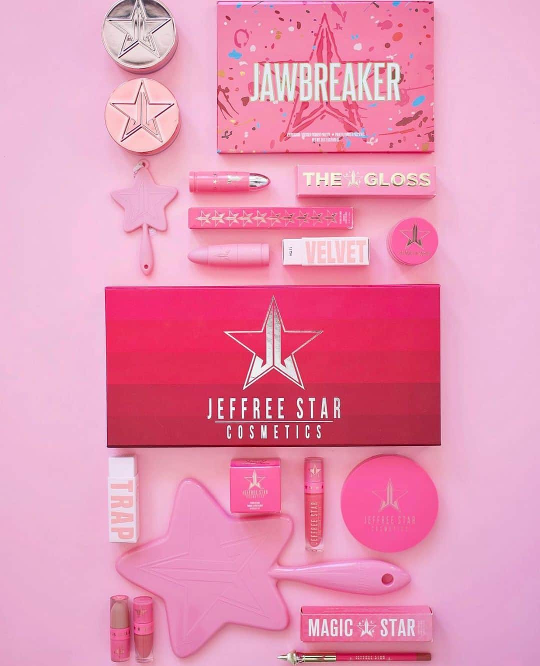Jeffree Star Cosmeticsさんのインスタグラム写真 - (Jeffree Star CosmeticsInstagram)「The Perfect Layout💕 Do you spot any of your most loved products? 🌟   Photo by: @saralovesmakeup88   #jeffreestarcosmetics」1月20日 7時08分 - jeffreestarcosmetics